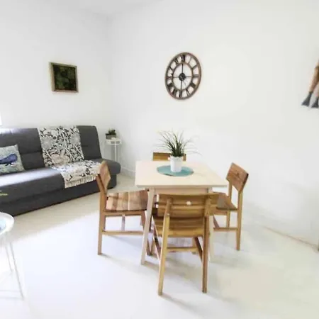 Cozy Apartment Steps From The Beach